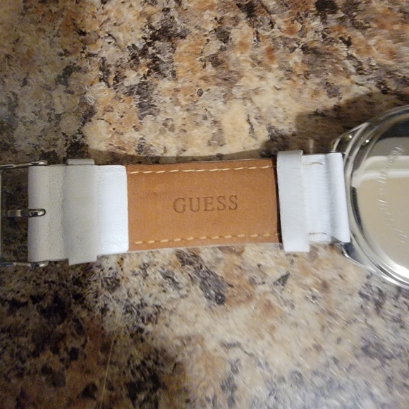 GUESS UNISEX SPORTY SILVER TONE, GENUINE WHITE LEATHER BAND,FLASHY WATCH-G66527L - Picture 8 of 9